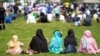 Miles de personas asisten al funeral de las víctimas del mortal ataque con vehículo contra cinco miembros de la comunidad musulmana canadiense en London, Ontario, el 12 de junio de 2021.