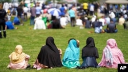 Miles de personas asisten al funeral de las víctimas del mortal ataque con vehículo contra cinco miembros de la comunidad musulmana canadiense en London, Ontario, el 12 de junio de 2021.