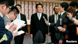 2013年12月26日，日本首相安倍晋三参拜完靖国神社后与记者见面。