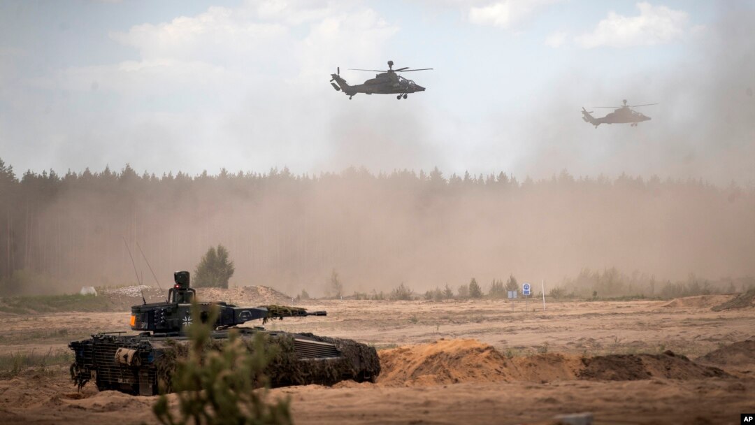 Вертолеты Eurocopter Tiger немецкой армии принимают участие в литовско-германских международных учениях «Гранд Квадрига 2024» 29 мая 2024 года (архивное фото AP/Mindaugas Kulbis).