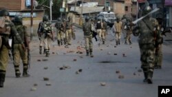 Polisi paramiliter India melakukan patroli saat demonstrasi rusuh di Srinagar, Kashmir India (foto: dok).