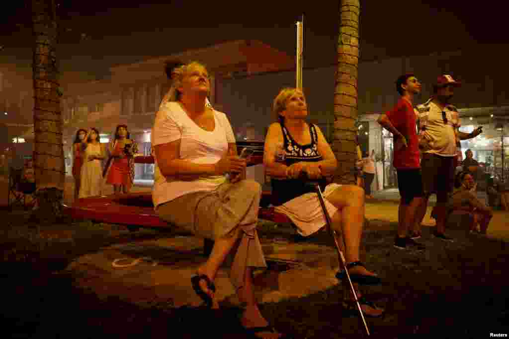 سماجی دوری کو برقرار رکھنے کے لیے لوگ ایک دوسرے سے رابطے میں نہیں آئے حتیٰ کہ نجی تقریبات اور دعوتوں کا بھی اہتمام نہیں ہوا۔