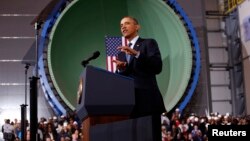 President Barack Obama berpidato di Newport News Shipbuilding di Newport News, Virginia (26/2). 