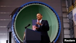 ປະທານາທິບໍດີ ສະຫະລັດ ທ່ານ Barack Obama ກ່າວຄໍາປາໄສ ຢູ່ໂຮງງານອຸສາ​ຫະກຳ​ໃຫຍ່​ ​ຄື​ໂຮງງານ​ຕໍ່​ເຮືອ ທີ່​ເມືອງ Newport News ທີ່ຈະໄດ້ຮັບຜົນກະທົບ ຈາກການຕັດ ງົບປະມານຂອງກອງທັບເຮືອ, ວັນທີ 26 ກຸມພາ 2013.