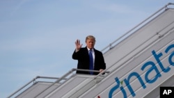 Le président américain descend de l'Air Force One à son arrivée à l'aéroport de Zurich, pour se rendre à Davos, le 25 janvier 2018.