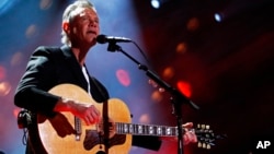 Cantante Randy Travis ganador del Grammy en 2004 sufre de cardiomiopatía viral.