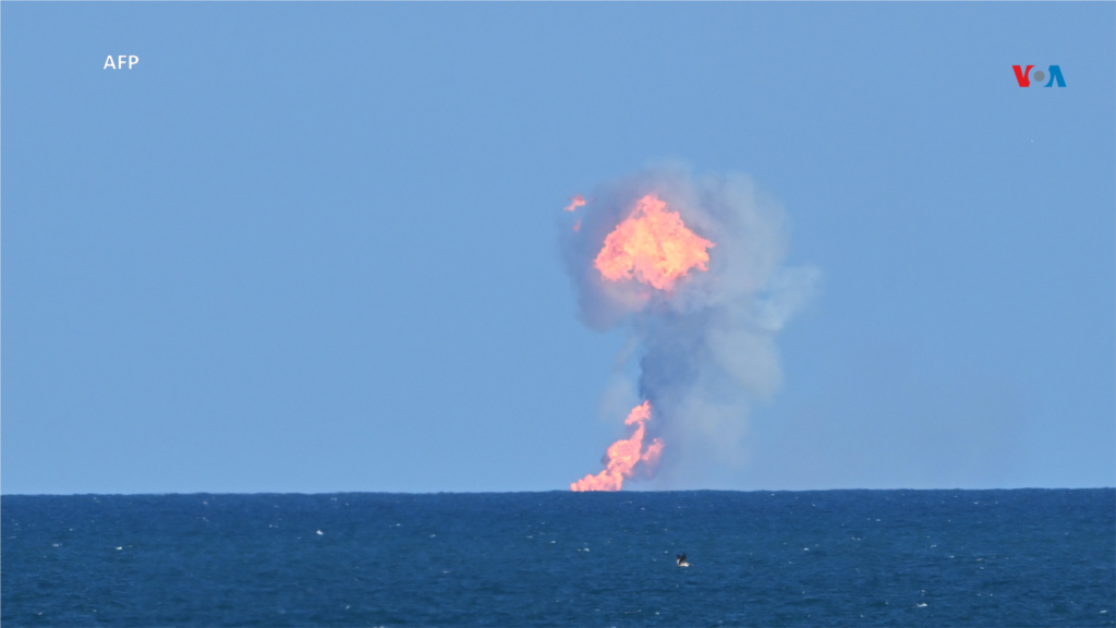 Se ven llamas y humo después de que el propulsor súper pesado de Starship cayera para aterrizar en el agua frente a la costa de Texas, en su sexta prueba de vuelo el 19 de noviembre de 2024.&nbsp;