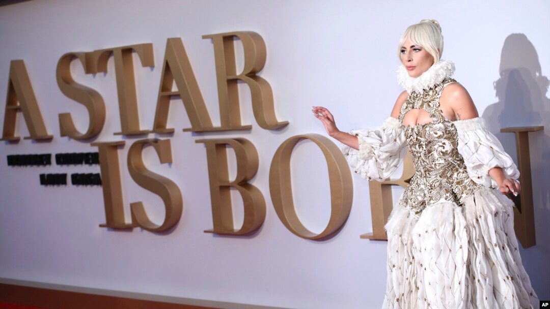 Aktris dan penyanyi Lady Gaga berpose pada premiere film "A Star Is Born" di London, 27 September 2018 lalu.