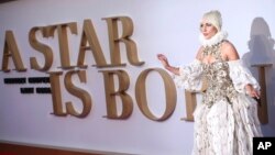 Aktris dan penyanyi Lady Gaga berpose pada premiere film "A Star Is Born" di London, 27 September 2018 lalu.