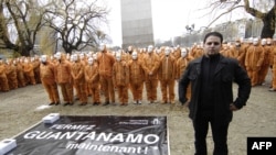 El exprisionero francés de Guantánamo, Mourad Benchellali, posa con miembros de Amnistía Internacional durante una protesta en París.