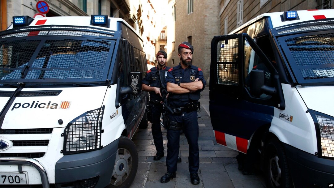 Catalan police officers stand guard next to the Palau Generalitat in Barcelona, Spain, Monday Oct. 30, 2017. (AP Photo/Manu Fernandez)