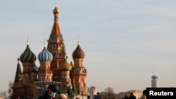 Para warga yang berkkunjung ke area Red Square di Moscow mengenakan masker sebagai antipasi untuk mencegah penyebaran COVID-19. Foto diambil pada 26 Oktober 2021.