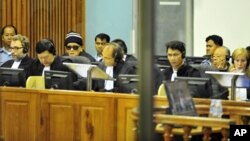 "Brother Number Two" Nuon Chea (4th L) and former Khmer Rouge foreign minister Ieng Sary (2nd R) sit at the Extraordinary Chambers in the Courts of Cambodia (ECCC) on the outskirts of Phnom Penh, file photo. 