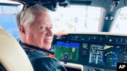 Foto sin fecha proporcionada por la familia del piloto Jeff Hefner. Hefter, piloto del avión que sobrevoló Washington y se estrelló en Virginia el domingo parecía estar desplomado e inconsciente, informaron los pilotos de aviones de combate. (Foto AP)