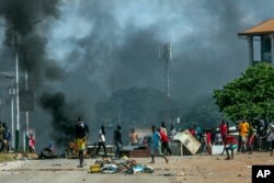 FILE - Supporters of Guinean opposition leader Cellou Dalein Diallo clash with police in Conakry, Oct. 21, 2020. Diallo declared himself winner against incumbent President Alpha Conde in Sunday's presidential elections.