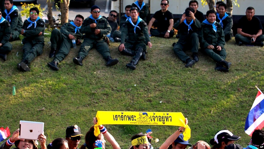 Demonstran anti pemerintah Thailand protes di depan rumah Perdana Menteri Yingluck Shinawatra, Minggu 22 Desember 2013.