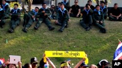 Demonstran anti pemerintah Thailand protes di depan rumah Perdana Menteri Yingluck Shinawatra, Minggu 22 Desember 2013.