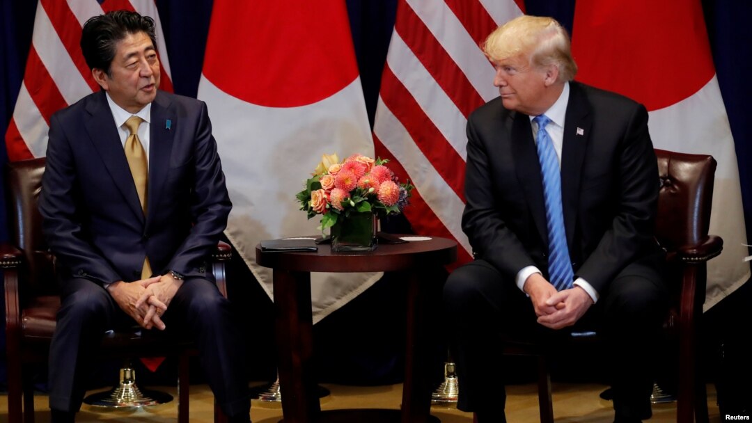 PM Jepang Shinzo Abe saat bertemu Presiden AS Donald Trump di sela Sidang Umum PBB di New York, 26 September 2018 (foto: dok). 