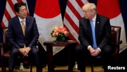 PM Jepang Shinzo Abe saat bertemu Presiden AS Donald Trump di sela Sidang Umum PBB di New York, 26 September 2018 (foto: dok). 