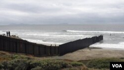 La nueva barrera tendrá 90 metros en el Océano Pacífico para evitar el paso durante épocas de marea baja.