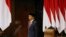 Presiden RI Joko Widodo berdiri mendengarkan lagu kebangsaan setelah diambil sumpahnya saat pelantikan presiden untuk periode kedua, di gedung DPR di Jakarta, 20 Oktober 2019. (Foto: Achmad Ibrahim via REUTERS)