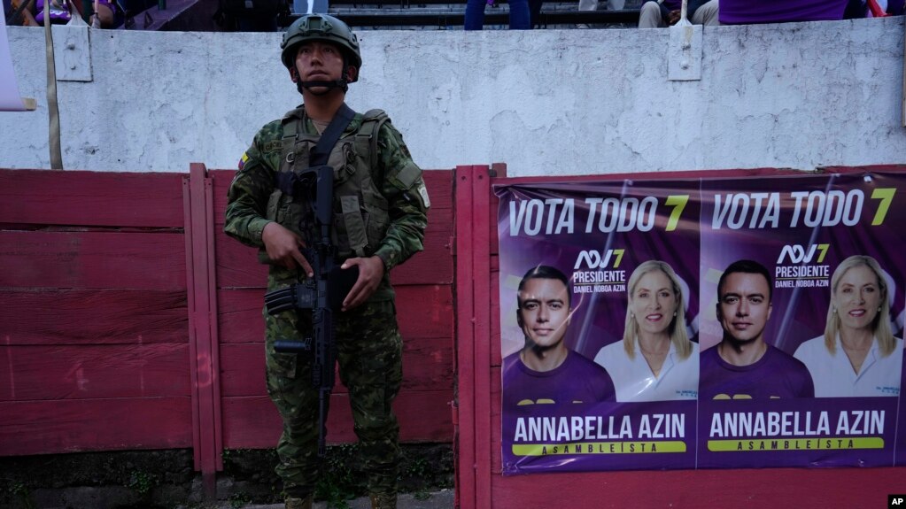 Un soldado hace guardia durante un mitin de campaña del presidente Daniel Noboa, que busca la reelección, en Quito, Ecuador, el jueves 6 de febrero de 2025. Los ecuatorianos acudirán a las urnas el 9 de febrero para elegir un nuevo presidente. AP