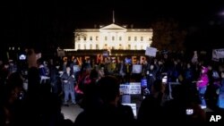 Manifestantes se reúnen frentre a la Casa Blanca, en Washington, el jueves 8 de noviembre de 2018.