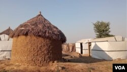 Huts and tents built by villagers and Cameroon Red Cross for flood victims, Kai-Kai, northern Cameroon, Jan. 19, 2021. (Moki Edwin Kindzeka/VOA)