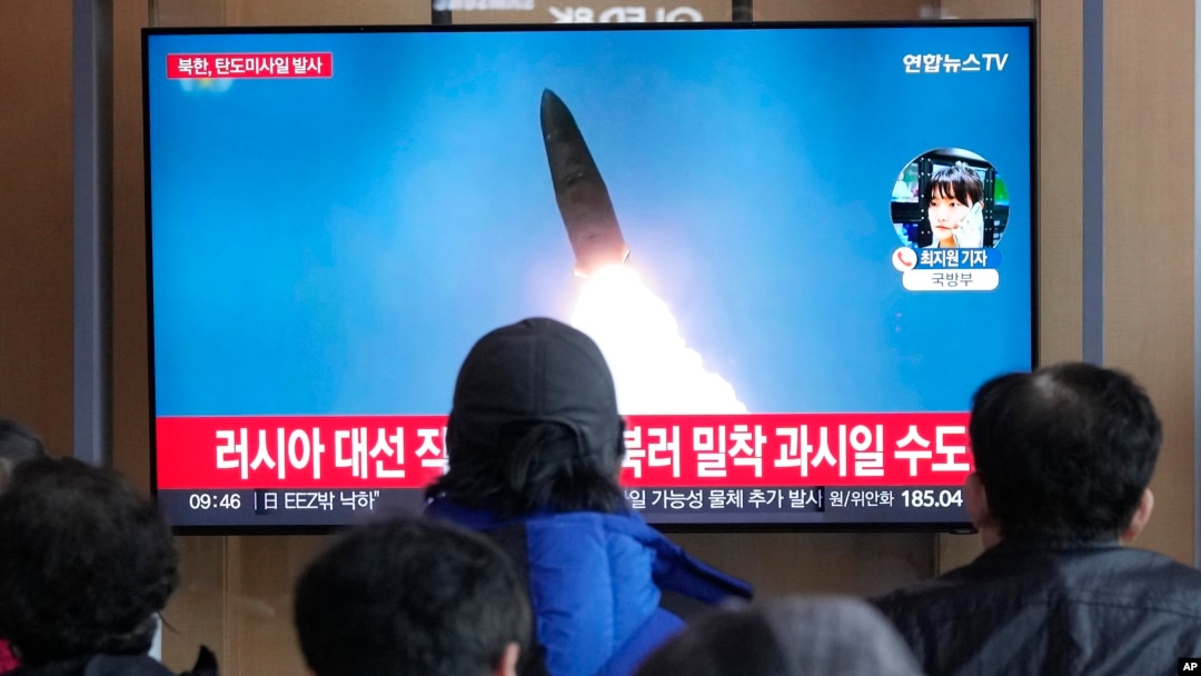 2024 年 3 月 18 日,韩国首尔火车站的电视屏幕上显示，朝鲜在新闻节目中展示的导弹发射的资料照片。