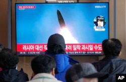 18일 한국 서울역에 설치된 TV에 북한 탄도미사일 발사 관련 뉴스가 나오고 있다.