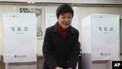 Kandidat presiden Korea Selatan, Park Geun-hye saat memasukkan surat suaranya di sebuah TPS si Seoul (19/12).