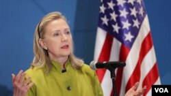 La seccretaria Clinton afirmó que para defender la posición de EE.UU. en el mundo "se requiere y se necesita más que decisión y muchas horas en avión, se necesitan recursos".