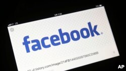 Logo Facebook nampak pada layar smartphone di Ilsan, Korea Selatan, Rabu, 21 Maret 2018. Badan pengawas telekomunikasi Korea Selatan menjatuhkan denda terhadap Facebook, atas pembatasan akses pengguna layanannya secara ilegal sejak akhir 2016 hingga 2017.