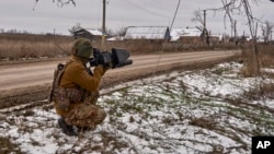 Ukrajinski vojnik na položaju u blizini Bahmuta.