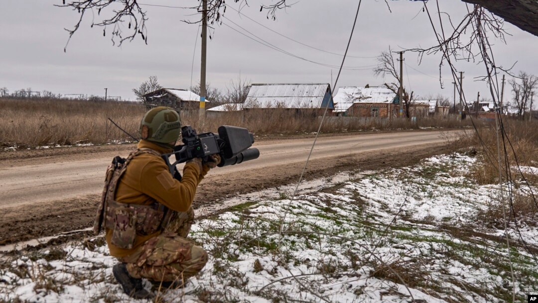 ARCHIVO - En esta fotografía proporcionada por la 10.ª Brigada de Asalto de Montaña "Edelweiss" de Ucrania, un soldado ucraniano sostiene un arma antidrones en su posición cerca de Bajmut, región de Donetsk, Ucrania, el jueves 23 de noviembre de 2023.