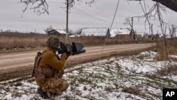 ARCHIVO - En esta fotografía proporcionada por la 10.ª Brigada de Asalto de Montaña "Edelweiss" de Ucrania, un soldado ucraniano sostiene un arma antidrones en su posición cerca de Bajmut, región de Donetsk, Ucrania, el jueves 23 de noviembre de 2023.