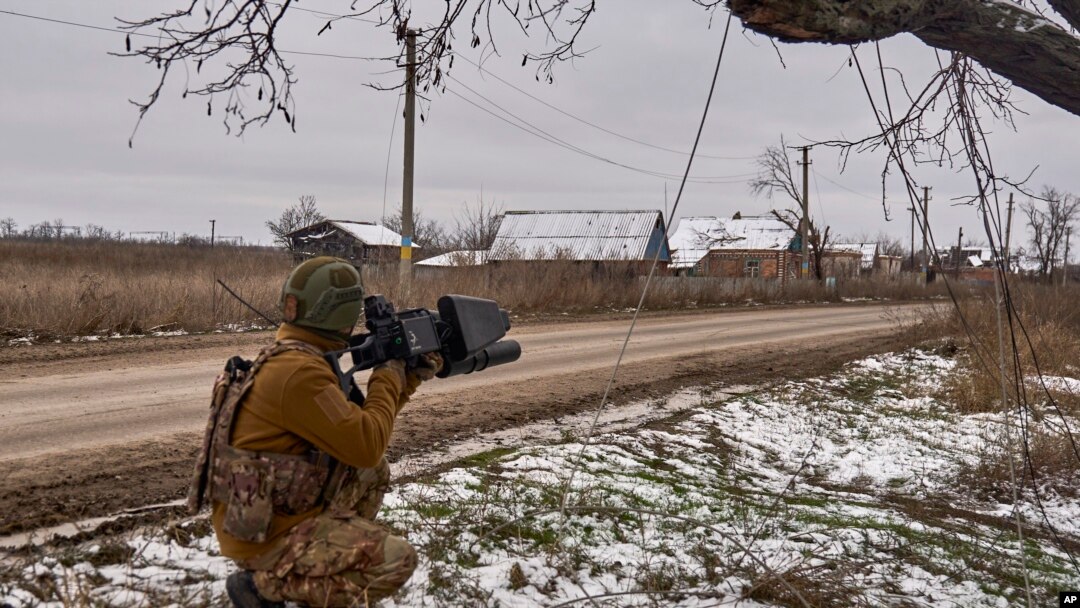 FILE - Seorang tentara Ukraina memegang senjata anti-drone di posisinya dekat Bakhmut, wilayah Donetsk, Ukraina, Kamis, 23 November 2023. (Shandyba Mykyta, Brigade Penyerang Gunung ke-10 Ukraina "Edelweiss" via AP, File)
