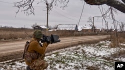 FILE - Seorang tentara Ukraina memegang senjata anti-drone di posisinya dekat Bakhmut, wilayah Donetsk, Ukraina, Kamis, 23 November 2023. (Shandyba Mykyta, Brigade Penyerang Gunung ke-10 Ukraina "Edelweiss" via AP, File)