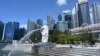 Seorang pria beristirahat di taman Merlion di Singapura pada 15 Mei 2020. (Foto; AFP/Roslan Rahman)