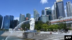 Seorang pria beristirahat di taman Merlion di Singapura pada 15 Mei 2020. (Foto; AFP/Roslan Rahman)