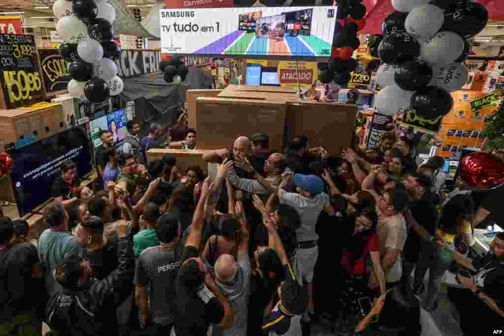 América Latina también se suma a las ofertas del Viernes Negro. En Brasil, por ejemplo, decenas de personas llegaron a una tienda en busca de televisores en descuento.&nbsp;