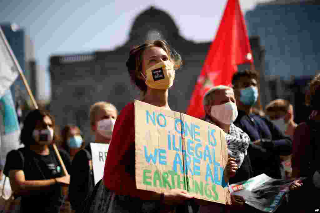 گروهی از فعالان حقوق پناهندگان در اعتراض به وضعیت آنها در جزیره لسبوس یونان، در شهر بروکسل و مقابل پارلمان اتحادیه اروپا تجمع کردند. 