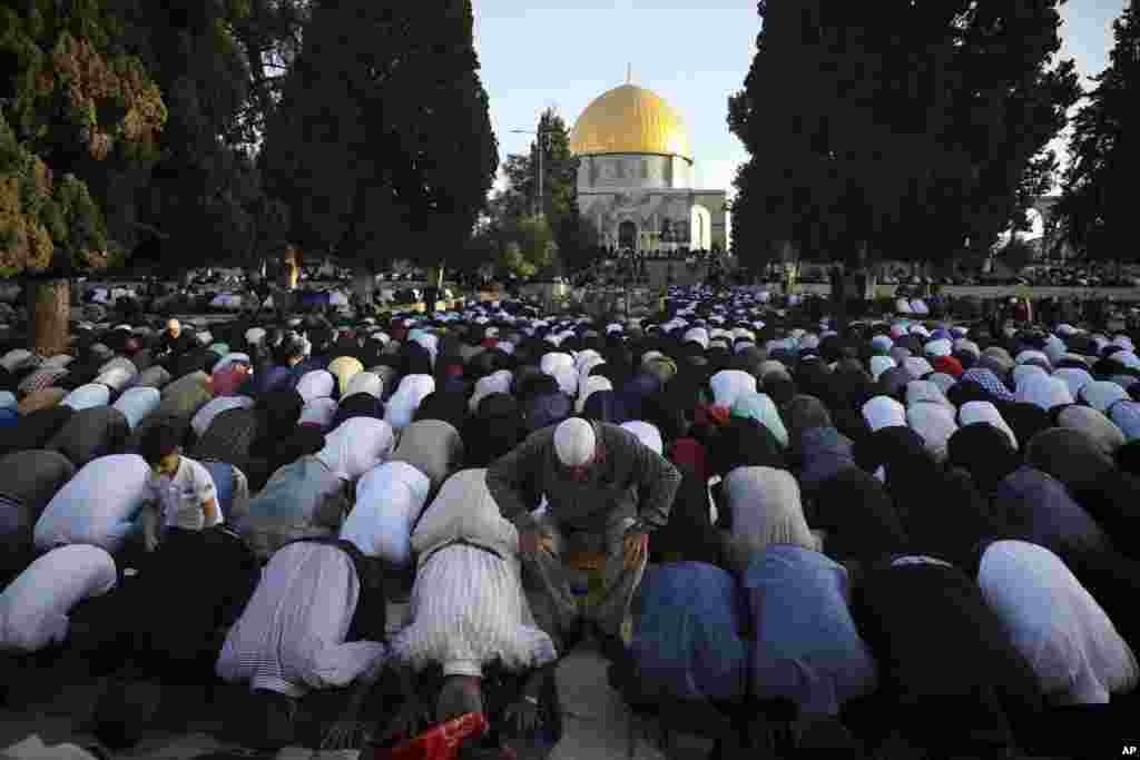 Para jemaah Muslim melakukan salat Jumat di Masjid Al-Aqsa di kota tua Yerusalem&nbsp; (Foto: Mahmoud Illean / AP).