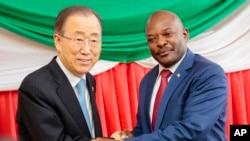 Le président burundais Pierre Nkurunziza rencontre le secrétaire général de l'ONU Ban Ki-moon, le 23 février 2016 à Bujumbura.