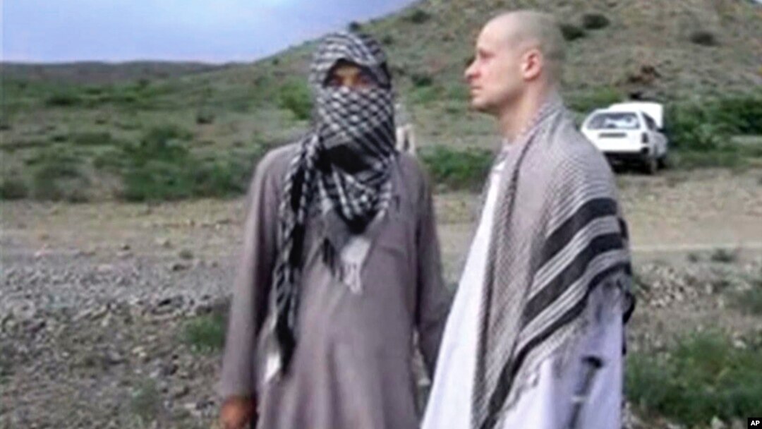 Sersan AS, Bowe Bergdahl (kanan) bersama seorang militan Taliban di Afghanistan (foto: dok). 