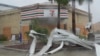 Un aparente tornado provocado por el huracán Milton causó daños a una tienda 7-Eleven en Cape Coral, Florida, el 9 de octubre de 2024.