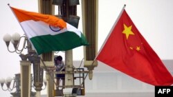 Bendera India dan China (foto: ilustrasi). 