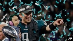 កីឡាករ Nick Foles (ពាក់​លេខ​៩) របស់​ក្រុម Philadelphia Eagles បី​កូន​របស់​គាត់​ ដែល​មាន​ឈ្មោះ​ថា Lily James បន្ទាប់​ពី​ឈ្នះ​ការ​ប្រកួត Super Bowl ប្រចាំ​ឆ្នាំ​លើក​ទី៥២ ទល់​នឹង​ក្រុម New England Patriots កាលពី​ថ្ងៃទី៤ ខែកុម្ភៈ ឆ្នាំ២០១៨។