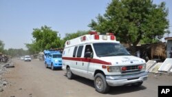 ARCHIVES - Une mabulance transporte des victimes d'une attaque attribuée au groupe Boko Haram à Maiduguri, Nigeria, le 2 juin 2015