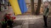 Oleksandr Turovski, čiji je 35-godišnji sin Svjatoslav bio među osmoricom pogubljenih na praznom parkingu u predgrađu Buče u martu 2022, na komemoraciji u Ukrajini, 30. mart, 2024. (Foto: AP/Vadim Ghirda)
